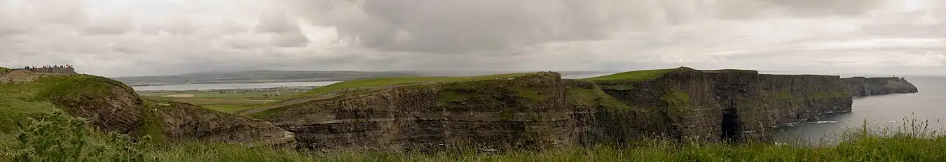 Panoramatický pohled na Moherské útesy od O'Brienovy věže