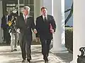 Prezident a viceprezident Al Gore na kolonádě Bílého domu