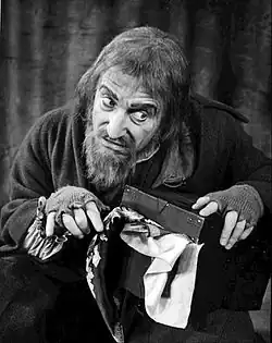 Clive Revill jako Fagin v muzikálu Oliver! (Broadway 1963)