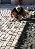 dlaždič při práci ve Francii