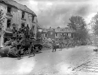 Tanky Sherman a americká pěchota ve městě Coutances