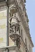 Socha vévody Jana Kazimíra na budově gymnázia Casimiriana (1605)