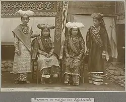 Skupinový portrét žen a dívek z Pajakoemba na Západní Sumatře, asi 1918, sbírka Národního muzea světových kultur, Nizozemsko
