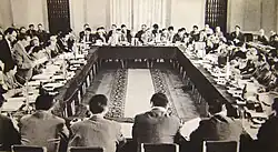 Fotografie ukazuje skupinu mužů, členů výkonného výboru RVHP, sedících kolem stolu během jednání.