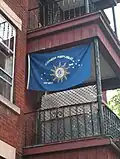 Vlajka Lasturové republiky na balkóně