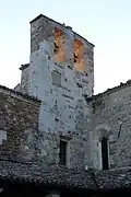 Detail zvonice s klenbami a dvěma zvony, pohled z ambitu