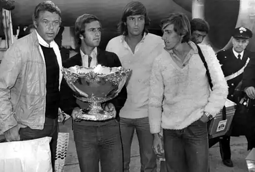 Nehrající kapitán Nicola Pietrangeli, Paolo Bertolucci, Adriano Panatta a Corrado Barazzutti po zisku první italské trofeje ve finále 1976