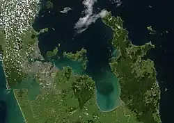 Satelitní snímek ostrova Coromandel; ostrovy Mercury lze vidět v pravém horním rohu