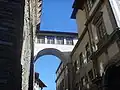 ...překračuje Via della Ninna vchází do Uffizi...