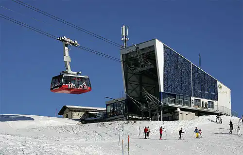 Dolní stanice lanovky Corviglia-Piz Nair