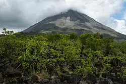 Pohled na vulkán Arenal z lávového pole