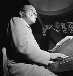 Count Basie během vystoupení v newyorském Jazzclubu Aquarium, asi 1947.