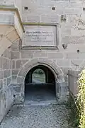 Vstup do průjezdu pod kněžištěm