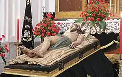 Socha Ježíše ležícího v hrobě od Gregoria Fernándeze v klášteře sv. Jáchyma a sv. Anny ve Valladolidu