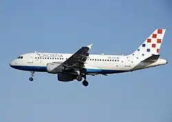 Airbus A319-100 v barvách Croatia Airlines během přistání na mezinárodním letiště Heathrow v Londýně