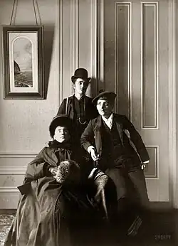 Crossdressing (Oblékání křížem), 1890 (vpravo Frances Benjamin Johnstonová)