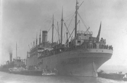 Zaoceánská transportní loď USAT President Grant připravena ve Vladivostoku (1920)