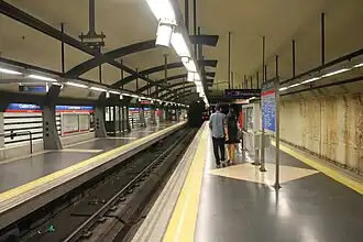 Nástupiště ve stanici Cuatro Caminos