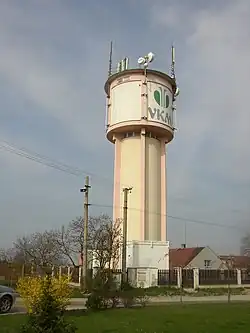 Vodojem v centru Cvrčovic je dominantou obce