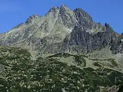 Koruna Tater, tmavý hrot Ošarpanců opět vpravo.