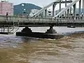 Mostní pilíř, vzdorující rozvodněnému Labi při povodních roku 2013, zhruba několik hodin po kulminaci (10,71 m).