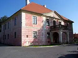 Budova děkanství v Holohlavech.