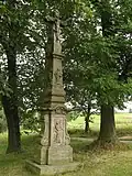 Kamenný kříž za kostelem