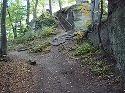 Vrchol kopce se zříceninou