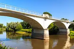 Dříteč - Silniční most přes Labe 04.jpg