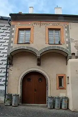 Detail 1. patra na krakorcích domě Neumannova 148