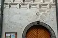 Husova, čp. 71, Prachatice, detailní pohledy na fresky nad portálem