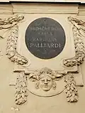 Detail desky s nápisem "Nadační dům Karla a Karoliny Palliardi" na domě U Červeného jelena (2008)