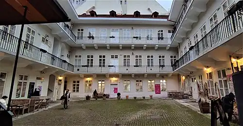 Dvorní křídla
