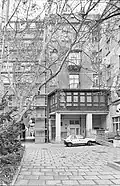 Dům U Tří jezdců, dvorní průčelí, stav v roce 1998, před přestavbou Slovanského domu