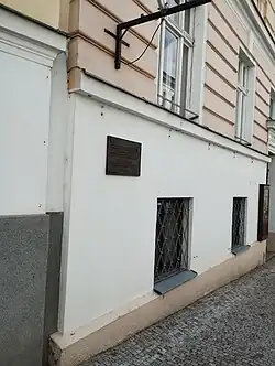 Dům, kde žila rodina Evaldových, s pamětní deskou (Vratislavova 129/36, Praha 2 - Vyšehrad)
