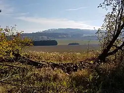 Džbány od severu, z úbočí vrchu Kárník