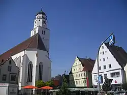 Náměstí města Höchstädt an der Donau s kostelem Nanebevzetí Panny Marie