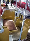 Stanoviště průvodčího v tramvaji Tatra T1; vlevo jsou umístěny přepínače pro ovládání dveří