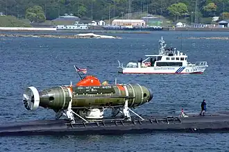 DSRV-1 Mystic přepravovaný na hřbetě jaderné útočné ponorky USS La Jolla (SSN-701)