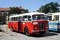 Skládací dveře autobusu Škoda 706 RO se skládaly směrem ven z obrysu karoserie, v zavřeném stavu vytvářejí typickou niku v bočnici karoserie