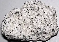 Kus dacitové pemzy z erupce 15. června 1991.