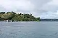Pohled na ostrov z průlivu Dalcahue