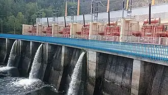 PVE Dalešice - hráz s transformátory, výtok do nádrže Mohelno