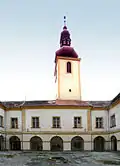 Západní pohled z vnitřního nádvoří