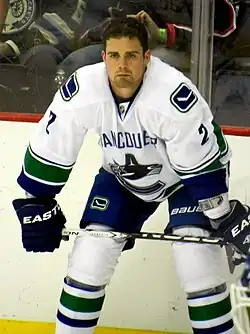 Dan Hamhuis v dresu Canucks v roce 2011