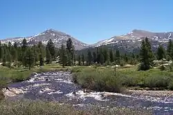 Mount Dana vlevo