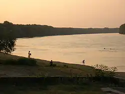 Dunaj mezi městem Belene a ostrovem Belene v Bulharsku.