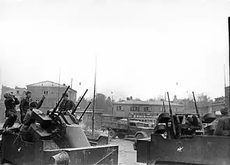 Sovětští vojáci s posádkou dvou samohybných protiletadlových polopásových vozidel M17 Multiple Gun Motor Carriage (MGMC) v Gdaňsku v březnu 1945.