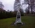 Pomník u kostela