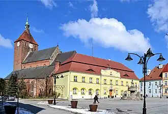 Náměstí Darłowa: kostel P. Marie a radnice